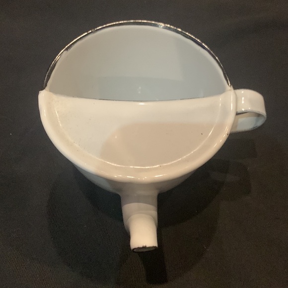 Vintage Enamelware 1950's Cup With Handle & Spout - Picture 4 of 5